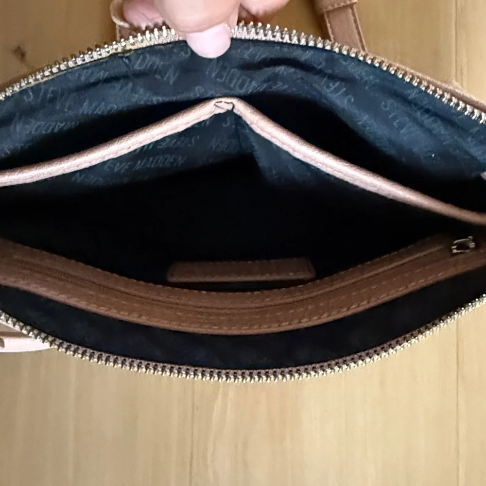 STEVE MADDEN SOFT PINK CROSSBODY PURSE ADJUSTABLE SHOULDER STRAP TOP ZIP CLOSURE